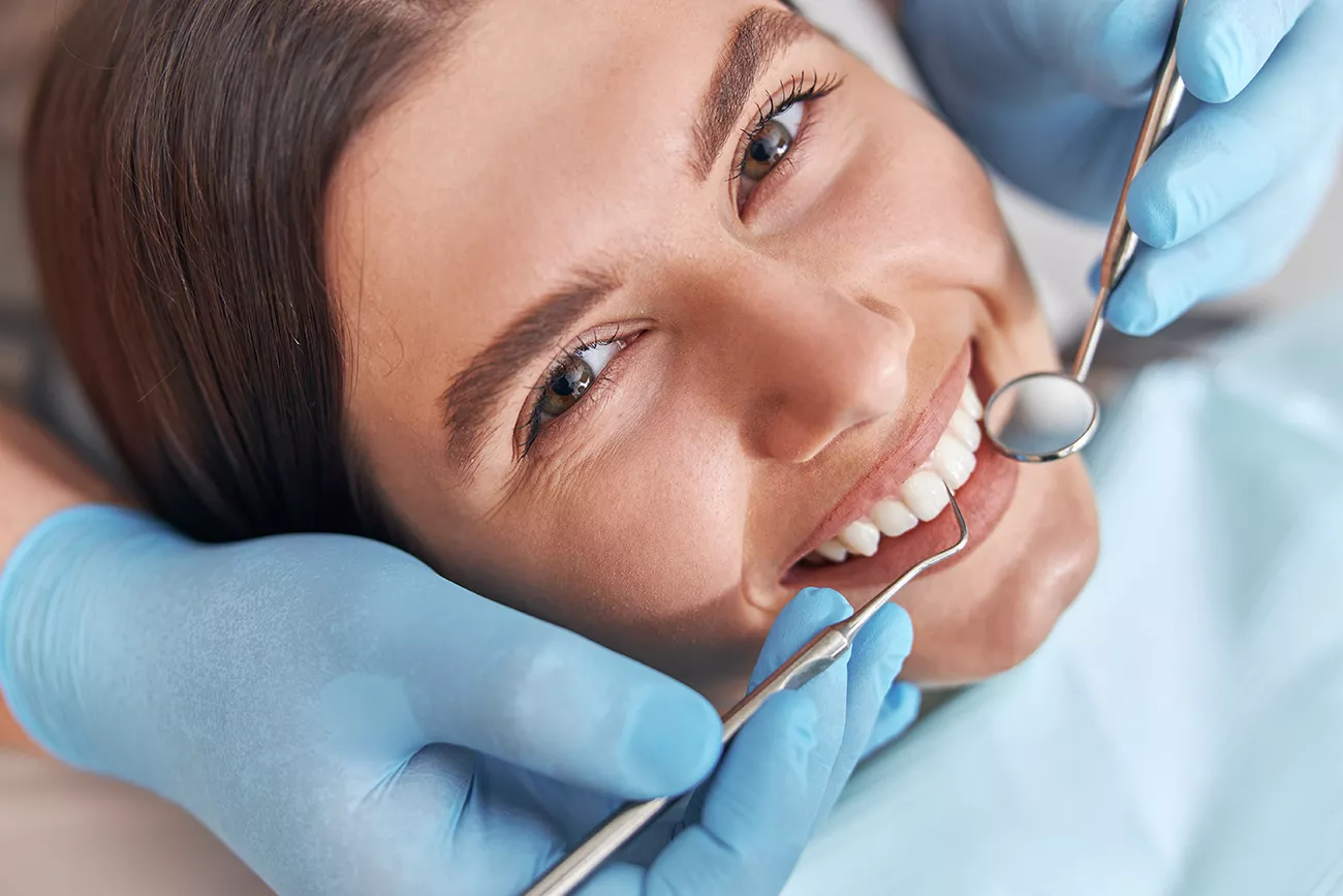 dentista-e-cliente-positivi-allegri-in-odontoiatria-paziente-femminile-alla-procedura-dentale-medico-che-utilizza-strumenti-odontoiatrici-nella-moderna-clinica-odontoiatrica