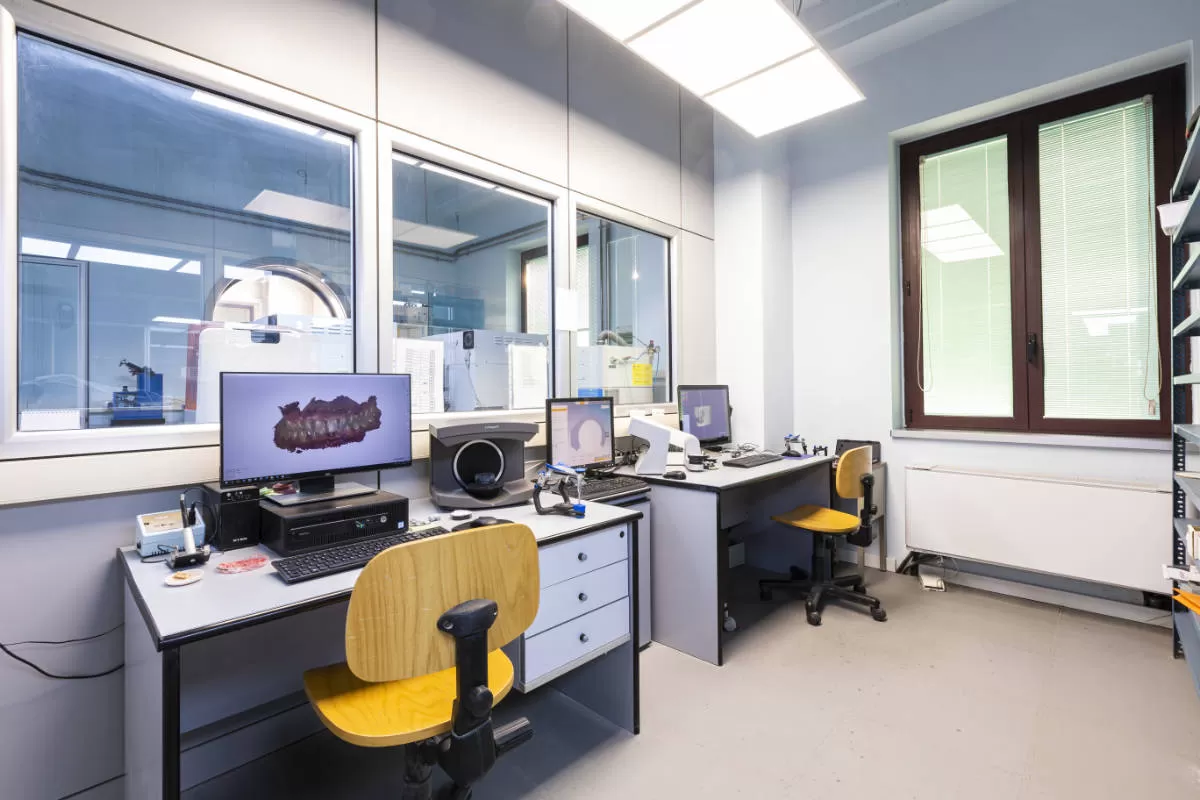 laboratorio odontotecnico postazione con monitor