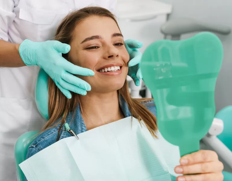Perché è importante programmare visite di igiene periodiche dal dentista?