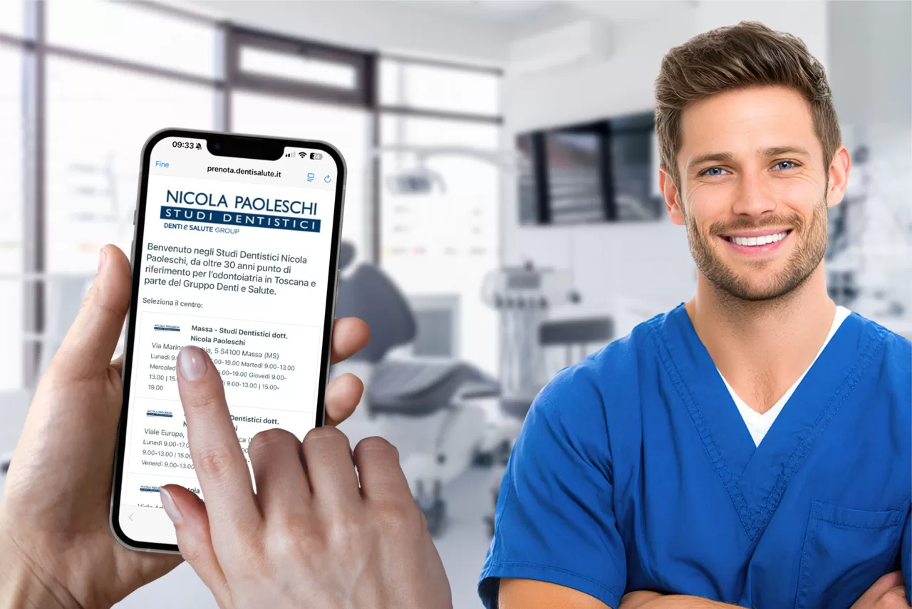 Un dentista mostra il nuovo servizio di prenotazione online negli Studi Dentistici Paoleschi su uno smartphone.